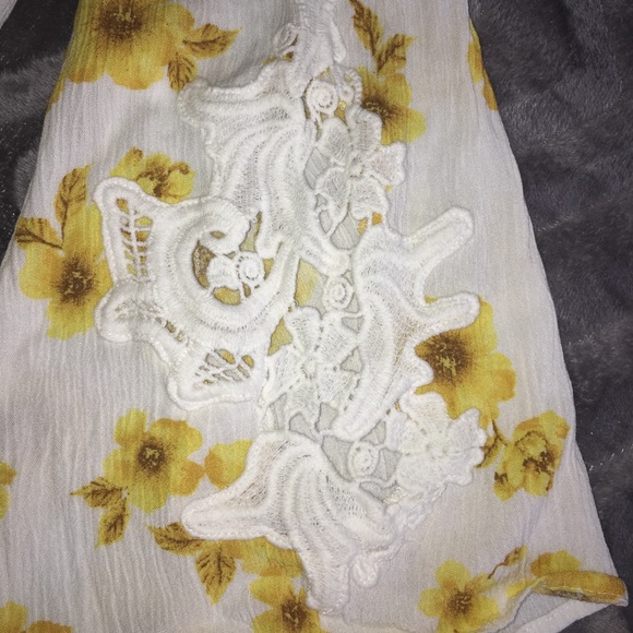 SOLD 💕 Flowy Open Shoulder Crop Top - Picture 4 of 8